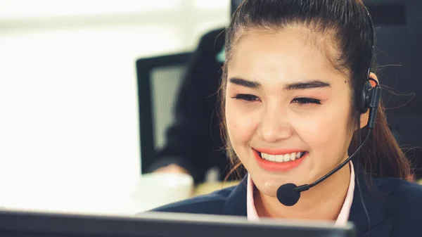 Geschäftsleute Mit Headset Arbeiten Büro Entfernte Kunden Oder Kollegen Unterstützen — Stockfoto