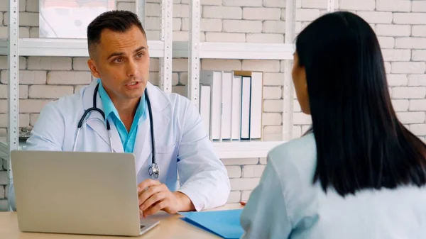 Arzt Uniform Untersucht Patient Krankenhaus Oder Der Klinik Gesundheitswesen Medizinisches — Stockfoto