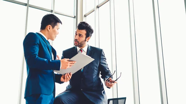 Dos Empresarios Hablan Estrategia Del Proyecto Sala Reuniones Oficina Empresario — Foto de Stock