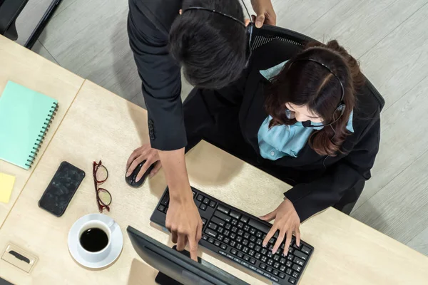 Деловые Люди Носящие Наушники Верхнего Вида Офисе Работают Компьютером Поддержки — стоковое фото