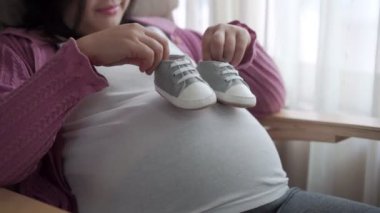 Mutlu hamile bir kadın ve evde bebek bekliyor..