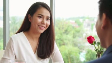 Restoranda yemek yiyen mutlu romantik çift.