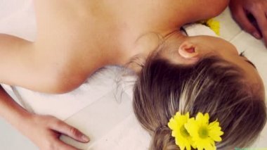 Kadın masaj terapistiyle masaj spası yaptırıyor..