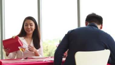 Restoranda yemek yiyen mutlu romantik çift.