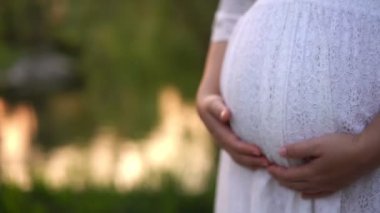 Hamile kadın bahçe evinde mutlu..