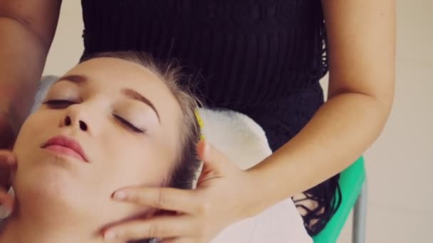 Mulher recebe massagem facial e na cabeça no spa de luxo. — Vídeo de Stock