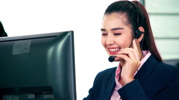 Pebisnis memakai headset bekerja di kantor — Stok Video