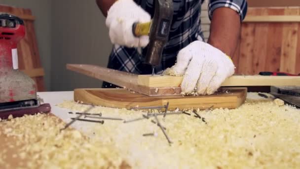 Timmerman die in de werkplaats aan houtbewerking werkt — Stockvideo