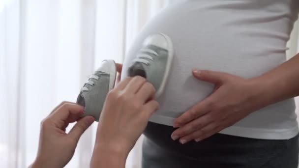 Couple enceinte se sent l'amour et se détendre à la maison. — Video