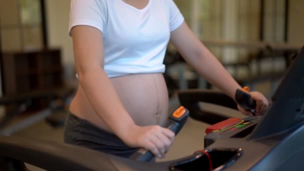 Aktif hamile kadın spor salonu.. — Stok video