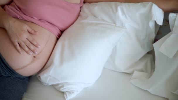 Bonne femme enceinte et attend bébé à la maison. — Video