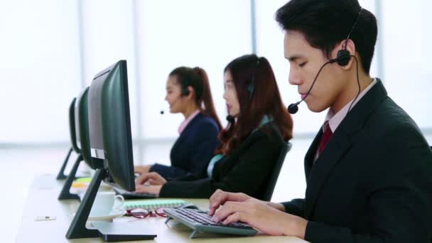 Gente de negocios con auriculares trabajando en la oficina — Vídeo de stock