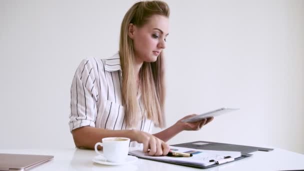 Blondine business kvinde arbejder på moderne kontor. – Stock-video