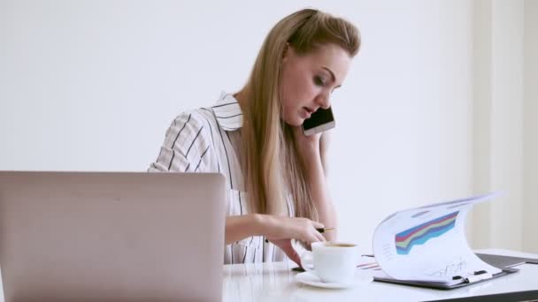 Blondynka biznes kobieta pracuje w nowoczesnym biurze. — Wideo stockowe
