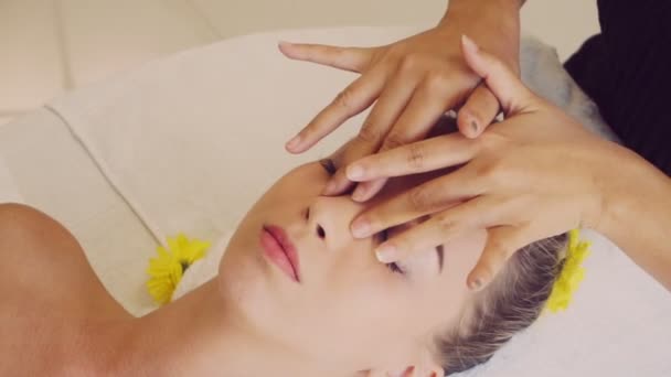 Frau bekommt Gesichts- und Kopfmassage im Luxus-Spa. — Stockvideo