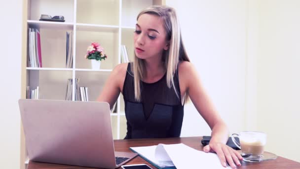 Bionda donna d'affari che lavora in un ufficio moderno. — Video Stock