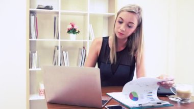 Modern ofiste çalışan sarışın bir iş kadını..