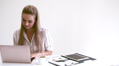 Modern ofiste çalışan sarışın bir iş kadını..