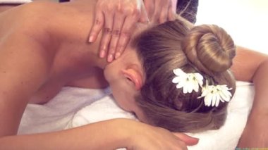 Kadın boyun ve kafa masajı yaptırıyor ve lüks kaplıcalara gidiyor.