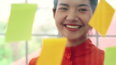 İş adamları proje planlama kurulunda çalışıyor