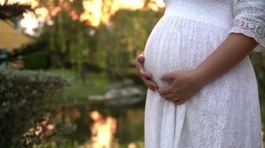 Hamile kadın bahçe evinde mutlu..