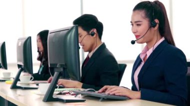 Ofiste çalışan kulaklık takan iş adamları.