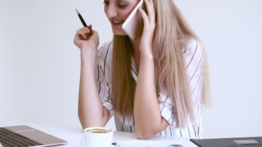 Modern ofiste çalışan sarışın bir iş kadını..