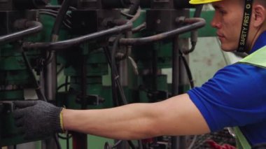 Fabrika atölyesinde makine kullanan akıllı bir fabrika işçisi