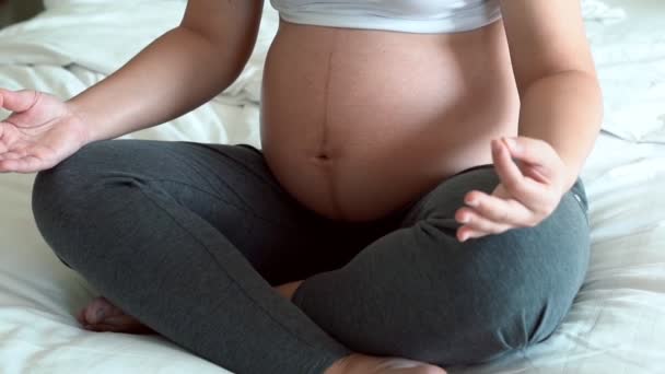 Bonne femme enceinte et attend bébé à la maison. — Video