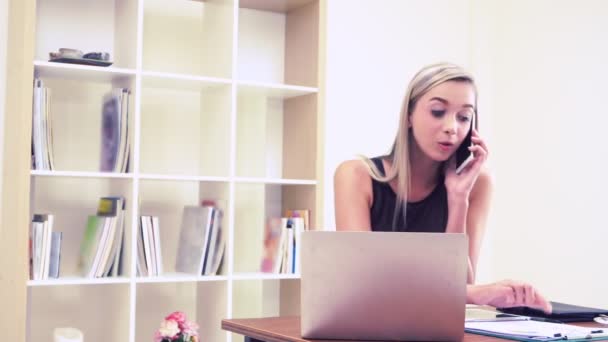 Blondýny obchodní žena pracující v moderní kanceláři. — Stock video