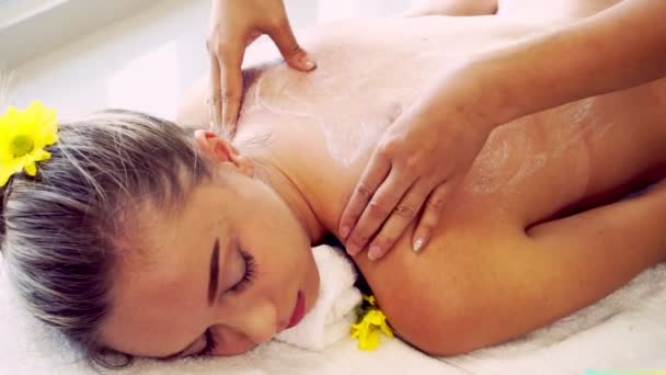 Mujer obtiene de vuelta spa de masaje por terapeuta de masaje. — Vídeos de Stock