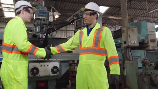 工場労働者は工場のチームメンバーと握手をする — ストック動画