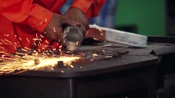 Profesyonel tamirci çelik metali kesiyor.. — Stok video