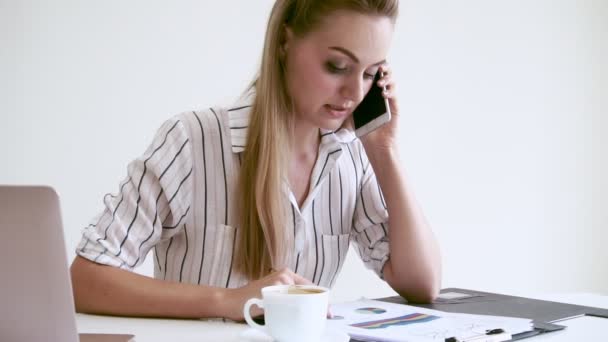 Wanita bisnis berambut pirang yang bekerja di kantor modern. — Stok Video