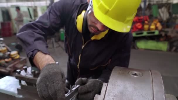 Trabajador de fábrica inteligente usando máquina en taller de fábrica — Vídeos de Stock