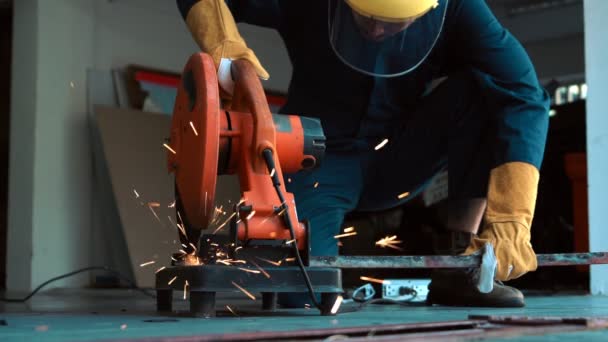 Meccanico professionista sta tagliando il metallo d'acciaio. — Video Stock