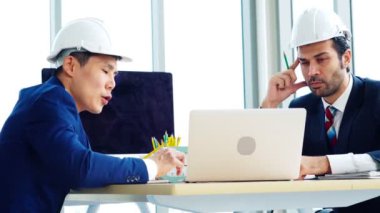 Mühendis ve mimar ofis masasında buluşuyor.