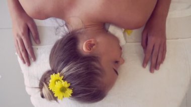 Kadın masaj terapistiyle masaj spası yaptırıyor..