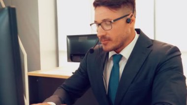 Ofiste çalışan kulaklık takan iş adamları.