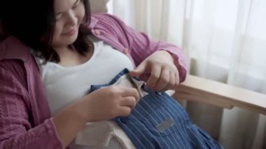 Mutlu hamile bir kadın ve evde bebek bekliyor..