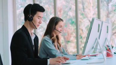 Ofiste çalışan kulaklık takan iş adamları.