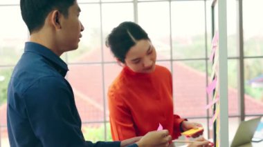 İş adamları proje planlama kurulunda çalışıyor