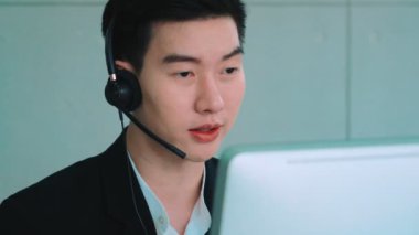 Ofiste çalışan kulaklık takan iş adamları.