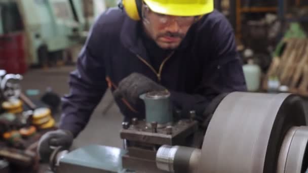 Trabajador de fábrica inteligente usando máquina en taller de fábrica — Vídeos de Stock