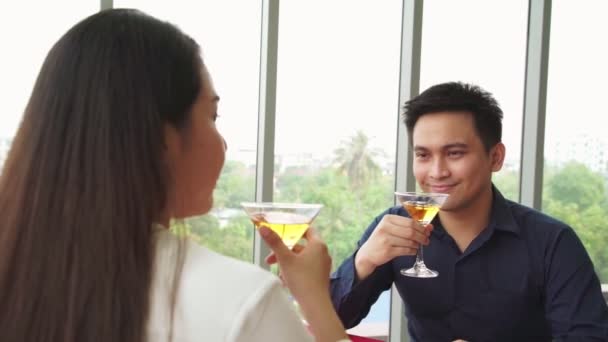 Feliz casal romântico almoçando no restaurante — Vídeo de Stock