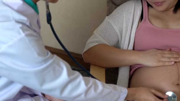 หมอหญิงตั้งครรภ์และแพทย์นรีเวชที่โรงพยาบาล — วีดีโอสต็อก
