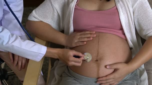 Femme enceinte et gynécologue médecin à l'hôpital — Video