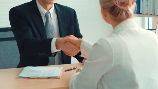 Buscador de empleo y gerente apretón de manos en entrevista de trabajo — Vídeos de Stock