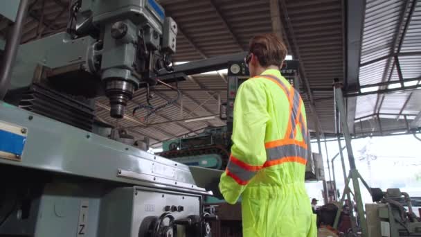 Inteligentny pracownik fabryczny korzystający z maszyny w warsztacie — Wideo stockowe