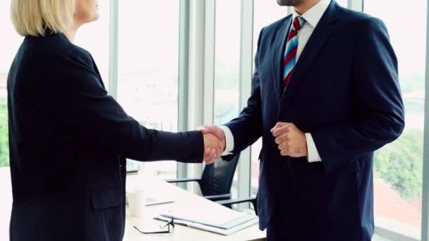Affärsmän handslag med vän på kontoret — Stockvideo